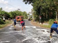 Damkarmat Kabupaten Bantul Melakukan Penyemprotan dan Pembersihan Jalan Akibat Tumpahan Oli
