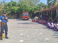 Damkarmat Bantul Melakukan Pengenalan Profesi Pemadan Dalam Agenda MPLS SD N 2 Kenaran Sumberharjo Prambanan