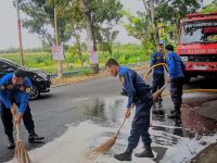 Pembersihan Tumpahan Solar Di Palbapang Bantul Oleh Damkarmat Kabupaten Bantul
