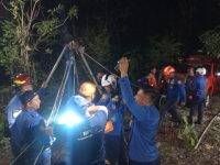 Damkarmat Bantul Melakukan Evakuasi Sapi Yang Terjebak Di Dalam Sumur Warga