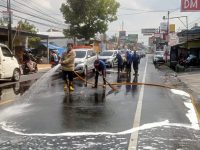 Pembersihan Tumpahan Solar di Jalan Wonosari Oleh Damkarmat Bantul