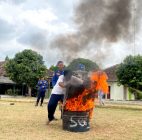 DUKUNG SDGs—MAHASISWA PK UNY MENGGANDENG DAMKAR KABUPATEN BANTUL MENGANGKAT FENOMENA SUPER EL NINO MELALUI SOSIALISASI DAN SIMULASI PEMADAM KEBAKARAN DI SMA NEGERI 1 SEWON