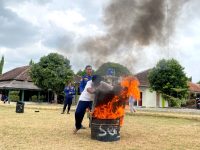 DUKUNG SDGs—MAHASISWA PK UNY MENGGANDENG DAMKAR KABUPATEN BANTUL MENGANGKAT FENOMENA SUPER EL NINO MELALUI SOSIALISASI DAN SIMULASI PEMADAM KEBAKARAN DI SMA NEGERI 1 SEWON