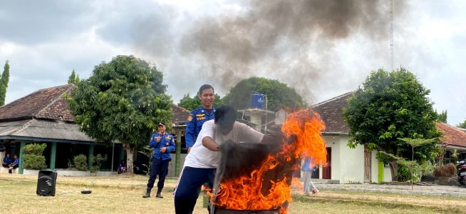 DUKUNG SDGs—MAHASISWA PK UNY MENGGANDENG DAMKAR KABUPATEN BANTUL MENGANGKAT FENOMENA SUPER EL NINO MELALUI SOSIALISASI DAN SIMULASI PEMADAM KEBAKARAN DI SMA NEGERI 1 SEWON