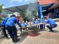 80 Siswa TK Among Putro Ngringinan Belajar Mengenal Api dan Praktik Pemadaman di BPBD Bantul