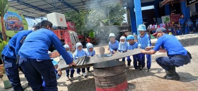 80 Siswa TK Among Putro Ngringinan Belajar Mengenal Api dan Praktik Pemadaman di BPBD Bantul