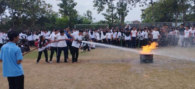 Kelompok Praktik Kependidikan UNY Bekerjasama dengan  BPBD  Adakan Pelatihan Pemadaman Kebakaran Digelar di SMA Negeri 1 Sewon